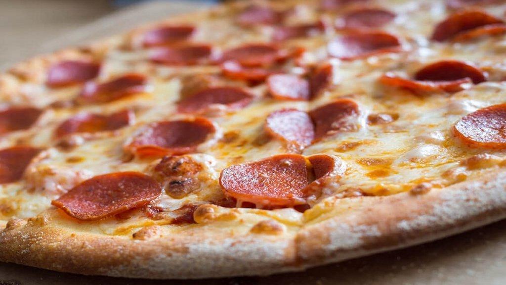 PIZZA 45CM acompanha refrigerante