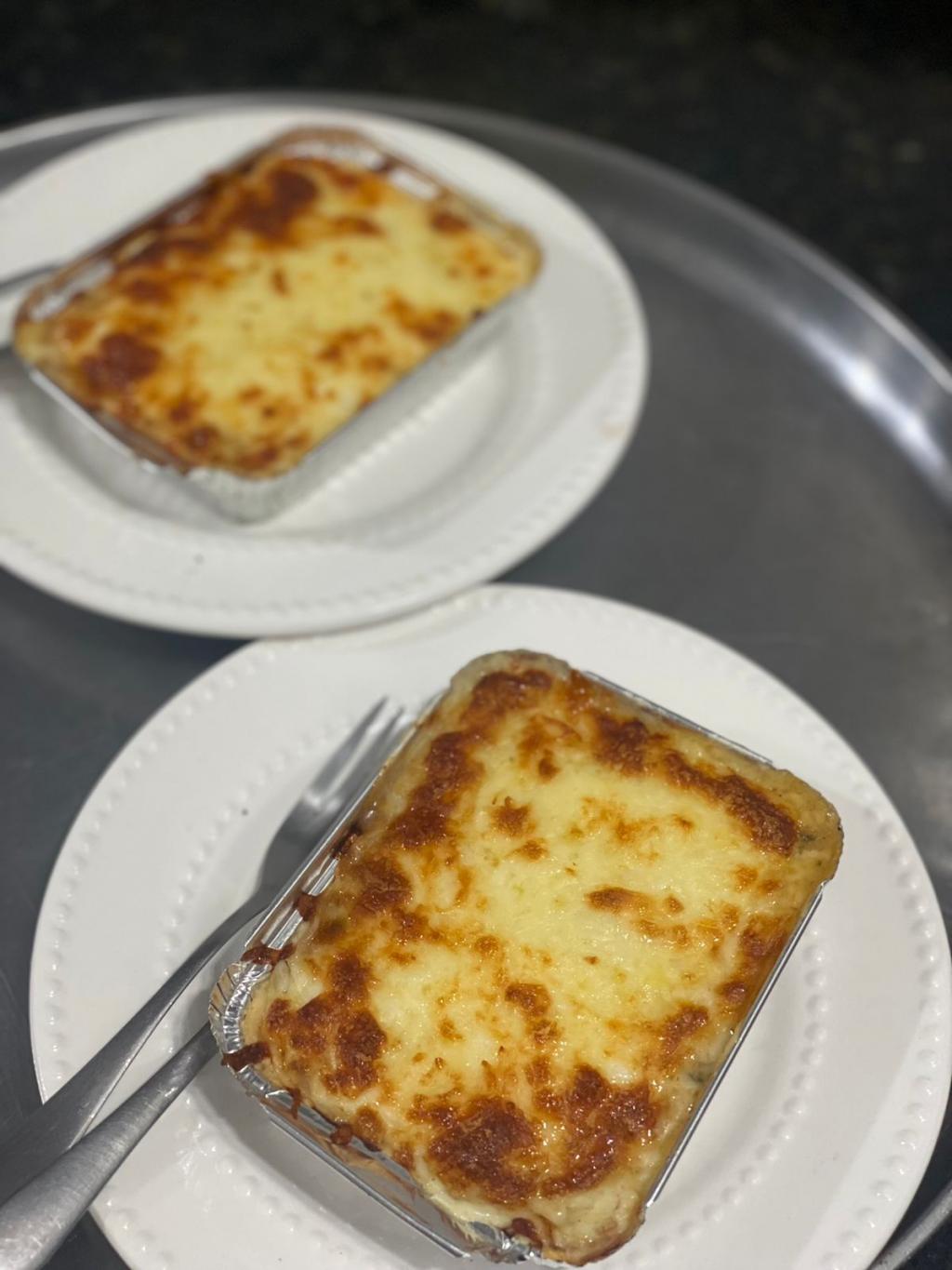 Empadão de frango com tampa de queijo.