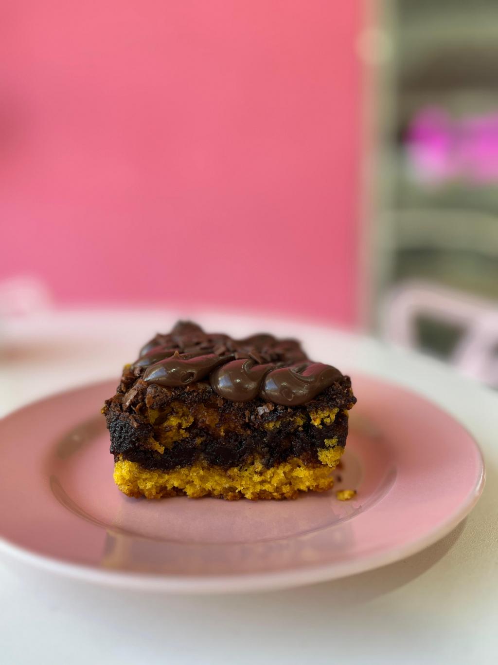 Bolo de cenoura com massa de brownie