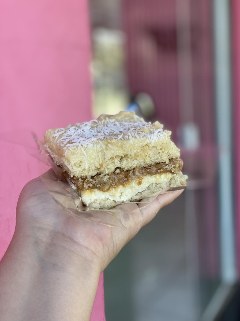 BOLO GELADO COCO COM DOCE DE LEITE E NOZES