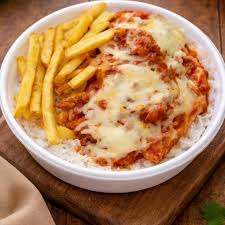 FILÉ DE FRANGO A PARMEGIANA